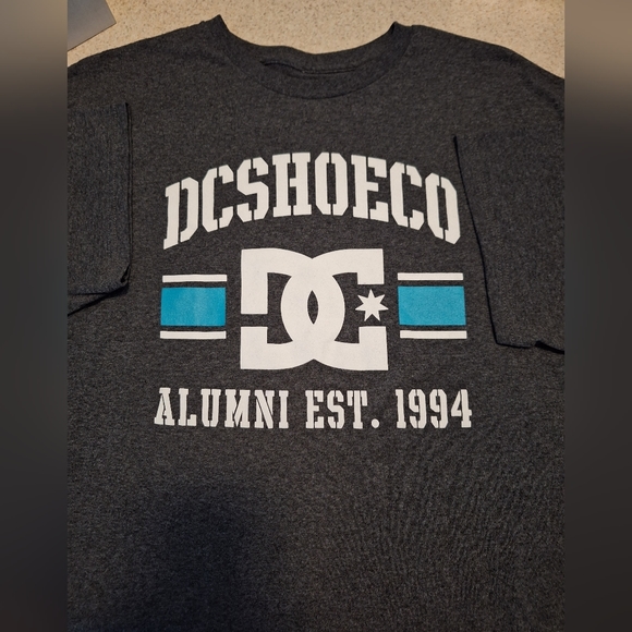 DC SHOES CO * Unisex Tee Shirt Size Large * New Like Condition - Picture 3 of 6
